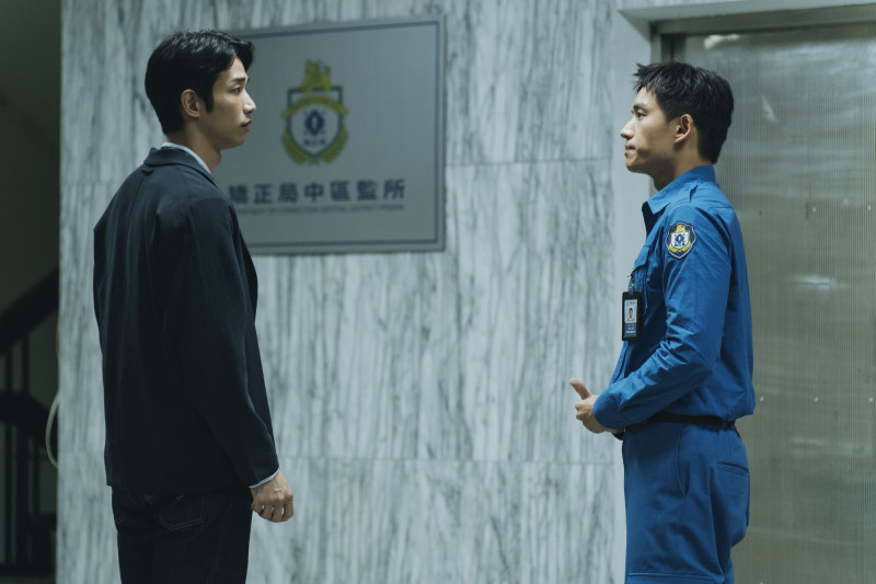 劉以豪（左）在《監所男子囚生記》與陳澤耀（右）上演「諜對諜」智勇鬥法。（愛奇藝國際版、壹壹影業提供）