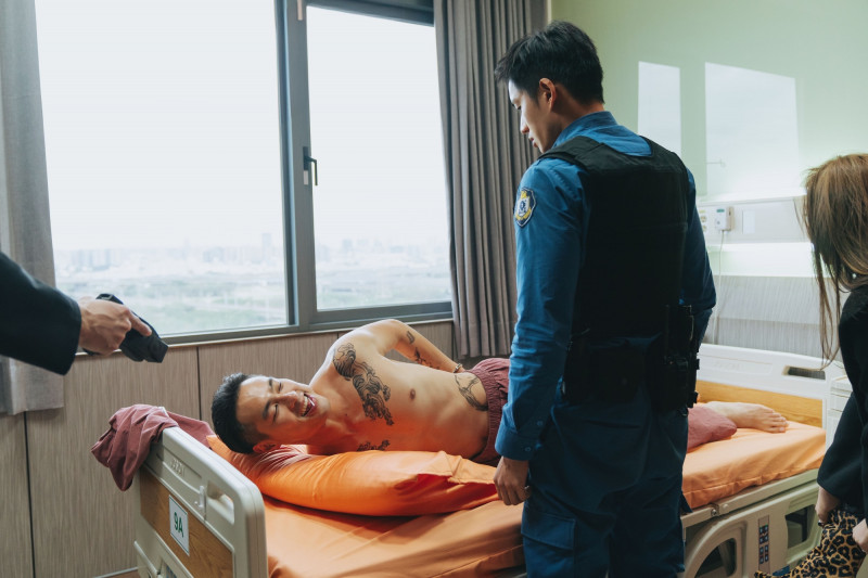 楊祐寧在《監所男子囚生記》飾演囚犯9568，挑釁又隨意的態度氣得監所管理員牙癢癢。（愛奇藝國際版、壹壹影業提供）