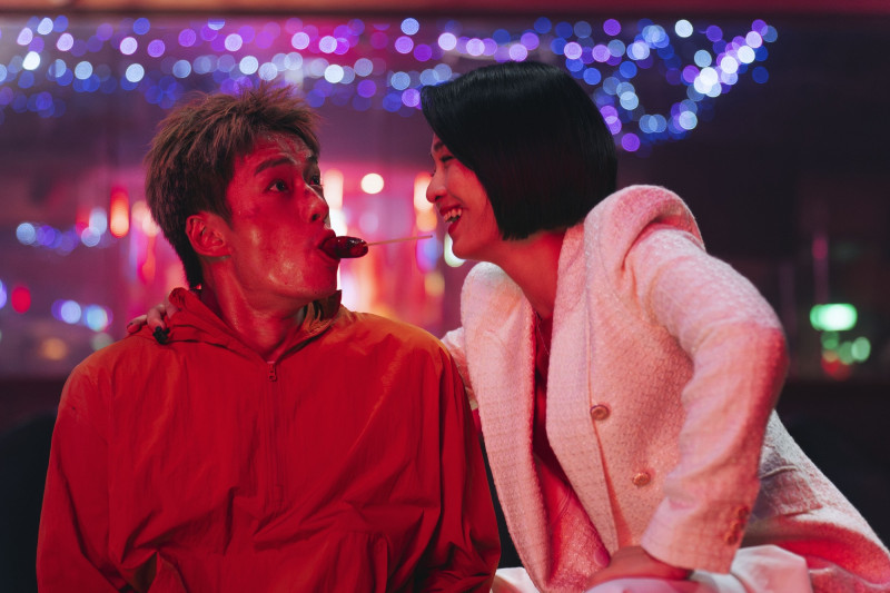 陳澤耀（左）在《監所男子囚生記》飾演的阿耀原是跆拳道高手，因欠債、被黑道威脅「進監照顧老大」。（愛奇藝國際版、壹壹影業提供）