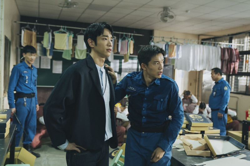 劉以豪在《監所男子囚生記》察覺陳澤耀在監所中幫囚犯楊祐寧夾帶違禁品，反過來利用陳澤耀充當「雙面間諜」。（愛奇藝國際版、壹壹影業提供）