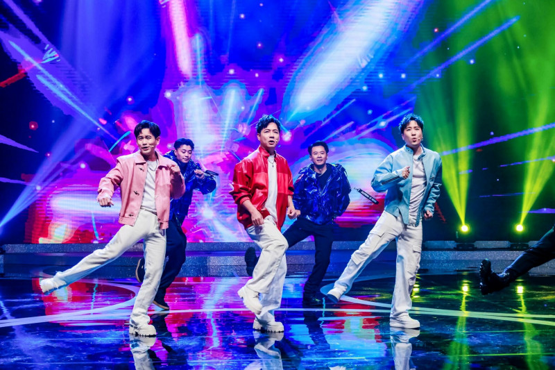 《綜藝一級棒》吳俊宏（左起）、陳隨意、沈建豪特別選唱5566的經典曲。（中視提供）