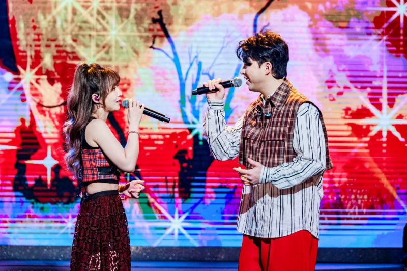 《綜藝一級棒》杜忻恬（左）、李子森和情歌對唱。（中視提供）