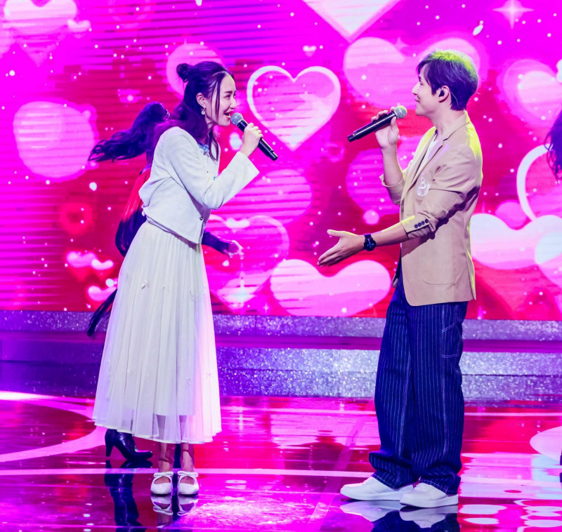 何妤玟（左）、孫協志登《綜藝一級棒》。（中視提供）