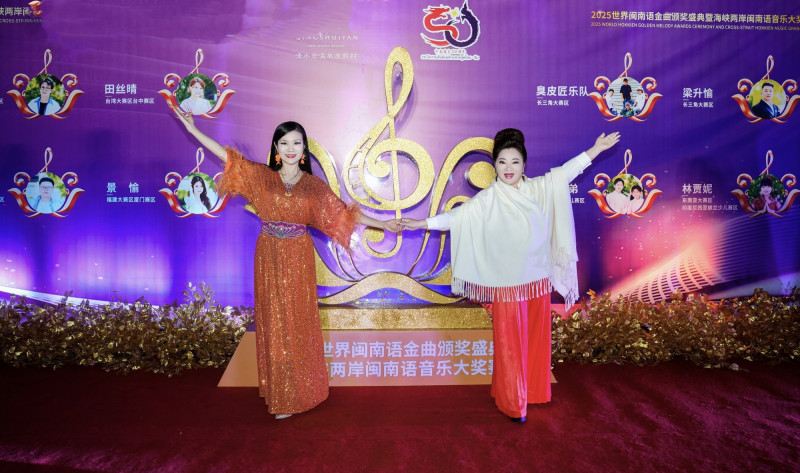 白冰冰（右）與世界閩南語金曲盛典創辦人陳飛開心合照。（世界閩南語金曲盛典組委會、長興影視提供）