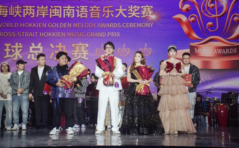 陳思瑋（前排中）以些微差距擊敗馬來西來廖韵宜（前排右）、印尼選手吉良，奪得世界冠軍。（世界閩南語金曲盛典組委會、長興影視提供）