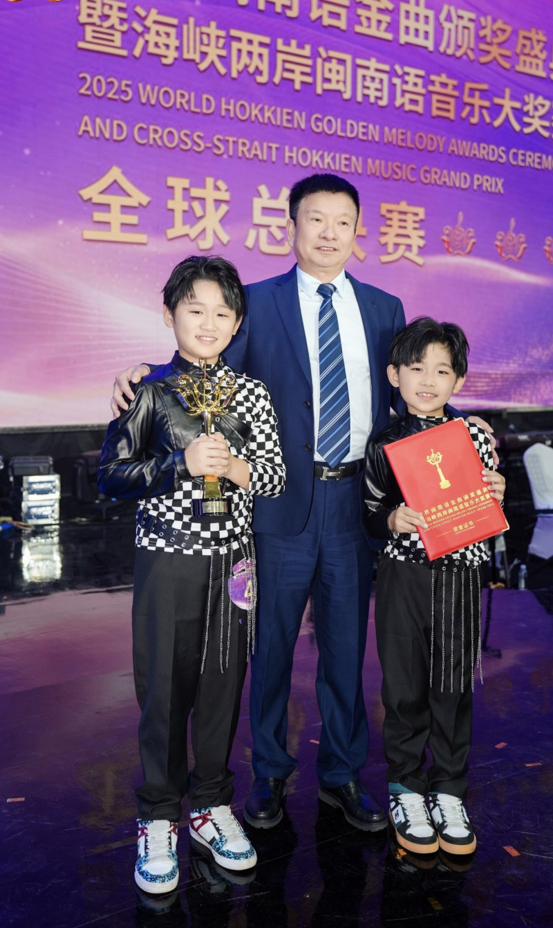 世界閩南語金曲盛典總策畫柯希平與可愛的周氏兄弟合影。（世界閩南語金曲盛典組委會、長興影視提供）