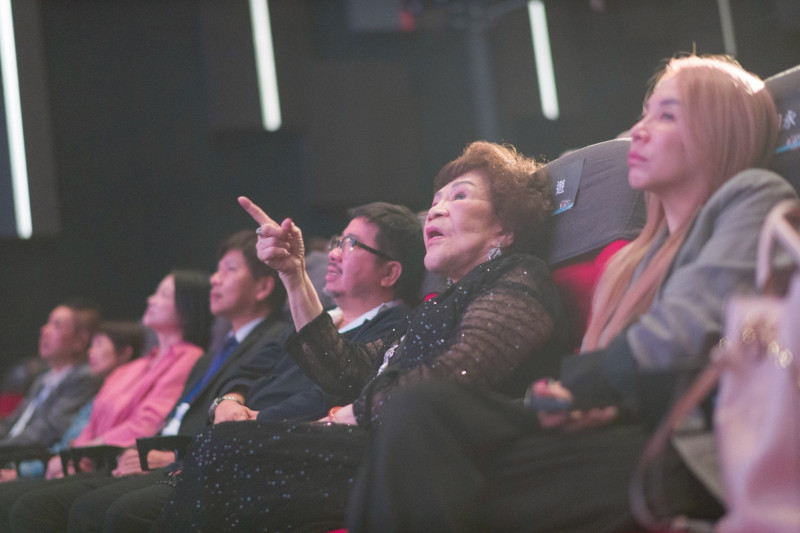 周遊（右2）回顧過去的電影。（國家影視聽中心）