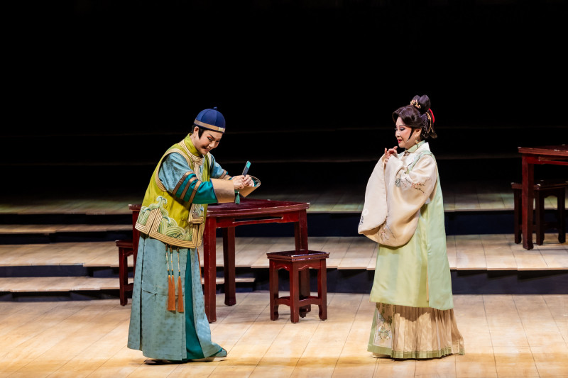 唐美雲（左）在《夢在海潮那邊》變男變女談三角戀。（國家兩廳院提供）