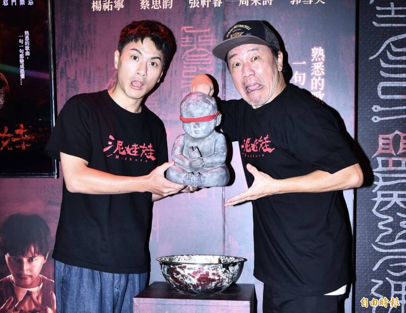 李冠毅（左）、陳為民一同捧著「泥娃娃」現身西門威秀。（記者陳奕全攝）