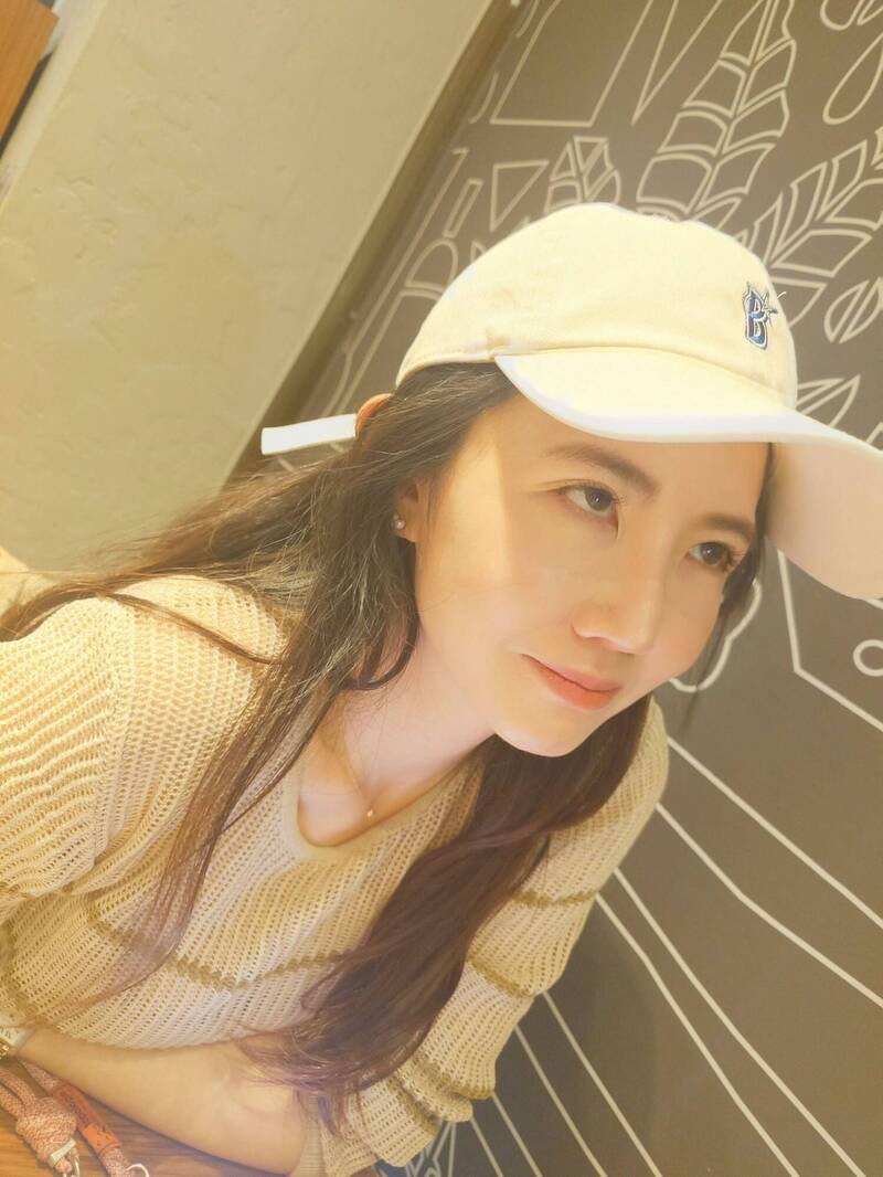 謝忻在海關聽到有人帶肉鬆麵包入境感覺傻眼。（翻攝自臉書）