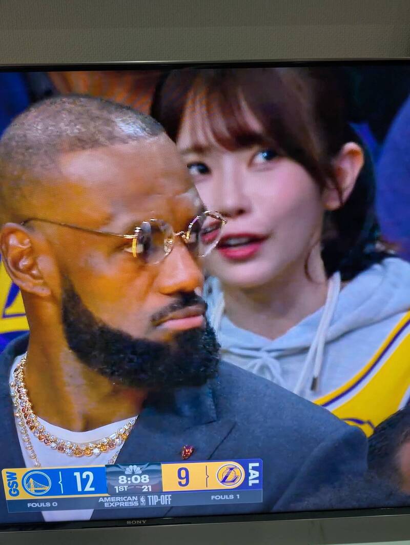 「AV版赤木晴子」葵伊吹（右）意外與NBA球星詹皇同框。（翻攝自X）