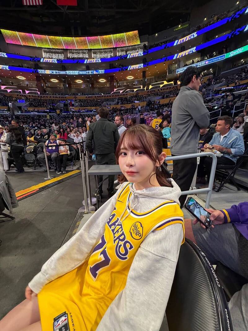 葵伊吹曬出自己到美國看NBA的照片。（翻攝自IG）