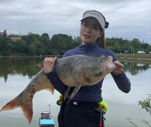 「釣魚女神」袁小小病逝 抗癌半年「撐不下去了」  帳號突發訃聞