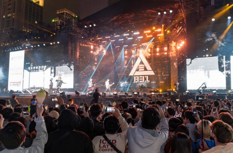 CNN長年評價台北跨年晚會為全球十大年晚會，每年都吸引來自各地民眾同歡。觀傳局表示，只要於指定期間入住北市合作旅館，就有機會獲得限量「跨年晚會主舞台搖滾區入場證」，近距離接觸最愛的偶像。（北市觀傳局提供）