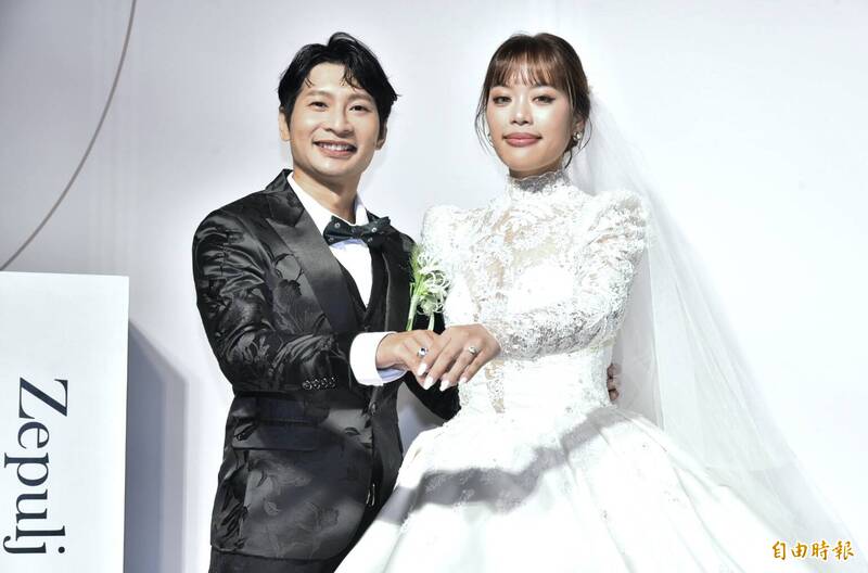 逸祥與老婆。（記者陳奕全攝）