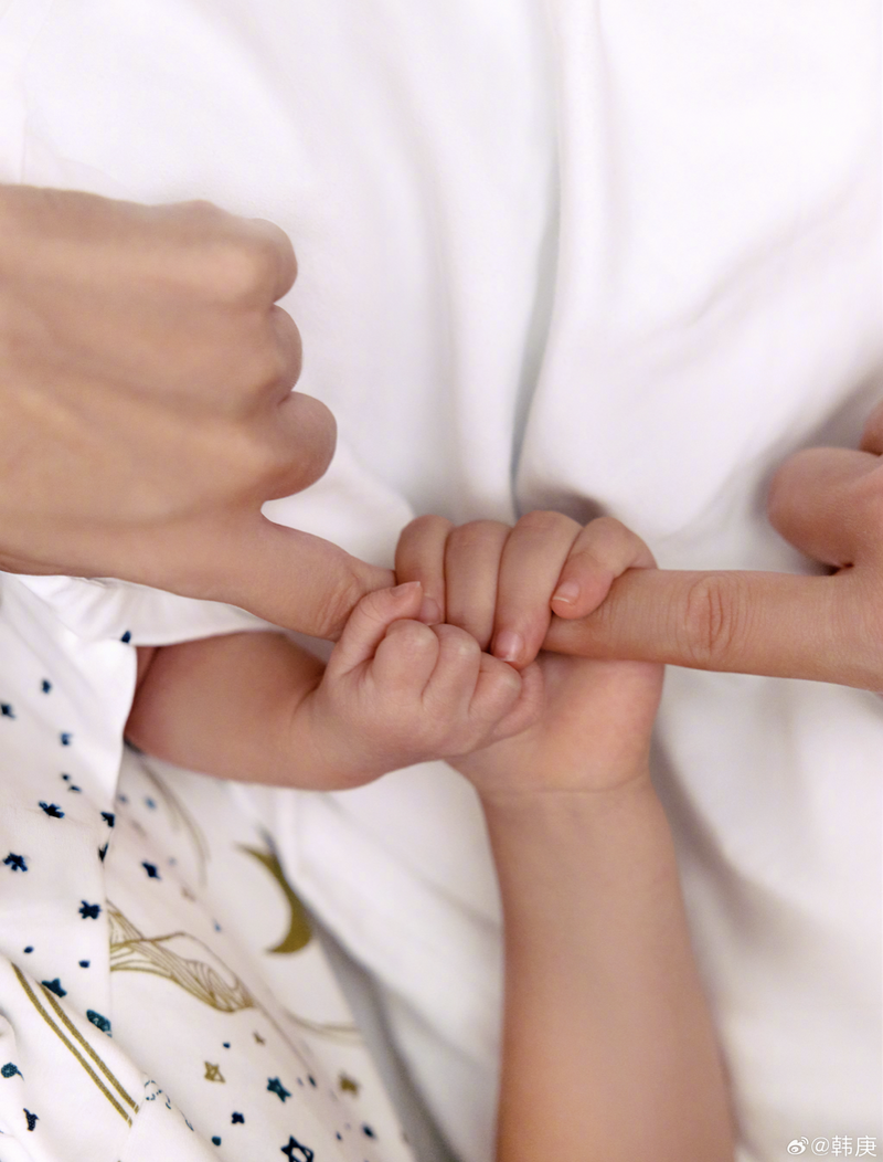 男星韓庚（右）與妻子盧靖姍順利誕下二胎兒子。（翻攝微博）