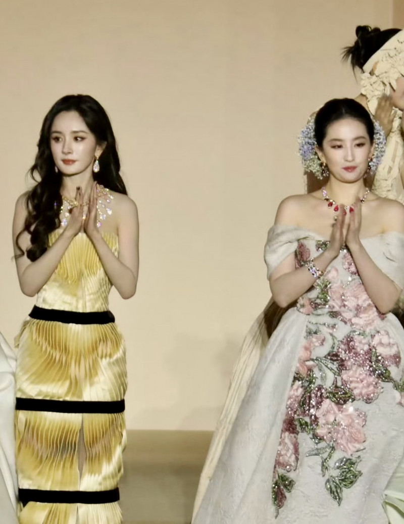 楊冪劉亦菲友情決裂8年!同台零互動「尷尬畫面曝光」全場看傻