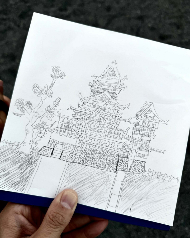 蔡桃貴花20分鐘畫的「熊本城」素描速寫超強大。（翻攝蔡阿嘎Threads）