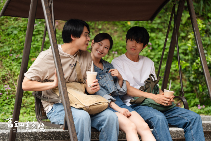 連晨翔（左起）在《舊金山美容院》聽聞劉品言與張耀仁交往，只能強顏歡笑。（TVBS提供）