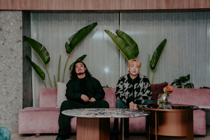 Creepy Nuts的R-指定（左）、DJ松永來台受訪。（Hiroya Brian提供）