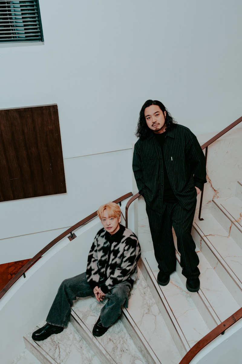 Creepy Nuts的DJ松永（左）、R-指定都是夜貓子，不過DJ松永透露是做這一行才變得會熬夜。（Hiroya Brian提供）