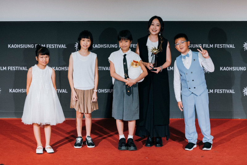 雄影兒童評審團心動獎《殺雞》兒童評審邱屹萱（左起）、兒童評審林芮瑀、《殺機》演員陳馨妃 、《殺雞》導演謝家忻 、兒童評審柯睿恩。（高雄電影節提供）