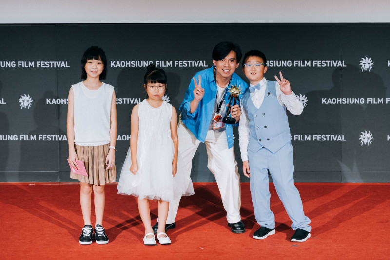 雄影兒童評審團特別獎《小房革命》兒童評審林芮瑀（左起）、《小房革命》導演楊宗樺、兒童評審邱屹萱、兒童評審柯睿恩。（高雄電影節提供）