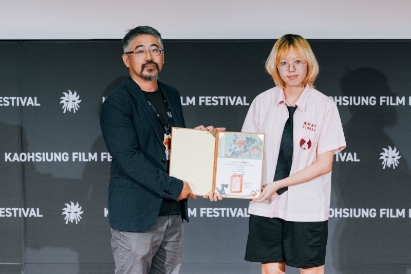 青少年創作美展聯想創作「首獎」，邱冠綾（右）、館長黃皓傑。（高雄電影節提供）