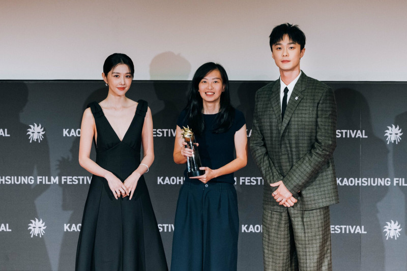 雄影國際競賽亞洲新浪潮獎《風的前奏》頒獎人邵雨薇（左起）、導演黃小珊 、頒獎人施柏宇。（高雄電影節提供）