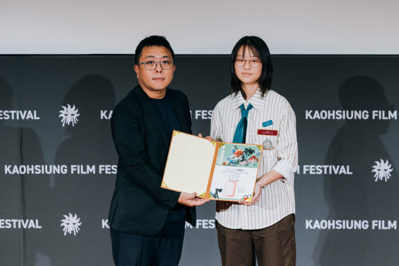 青少年創作美展聯想創作「最佳人氣獎」宮蕾茜（右）、簡嘉論副局長。（高雄電影節提供）
