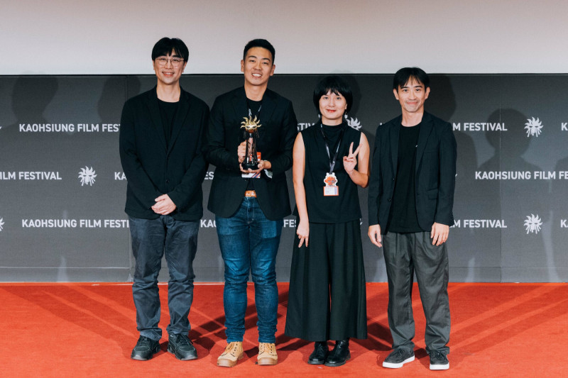 雄影XR國際競賽，XR評審團特別提及《快樂的陰影》XR初選評審蔡遵弘（左起）、製作人蘇庭睿、導演林佩瑩、 XR初選評審王冠人。（高雄電影節提供）