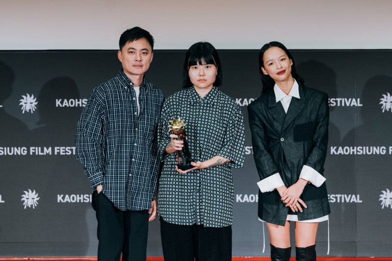 雄影國際競賽臺灣組評審團特別提及《春天》，短競複選評審練建宏（左起）、導演 黃秉安、短競複選評審王渝屏。（高雄電影節提供）