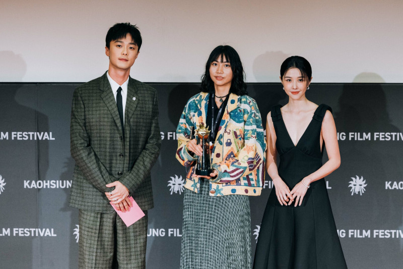 雄影國際競賽臺灣學生獎《化》，頒獎人施柏宇（左起）、導演洪菀妤、頒獎人邵雨薇。（高雄電影節提供）