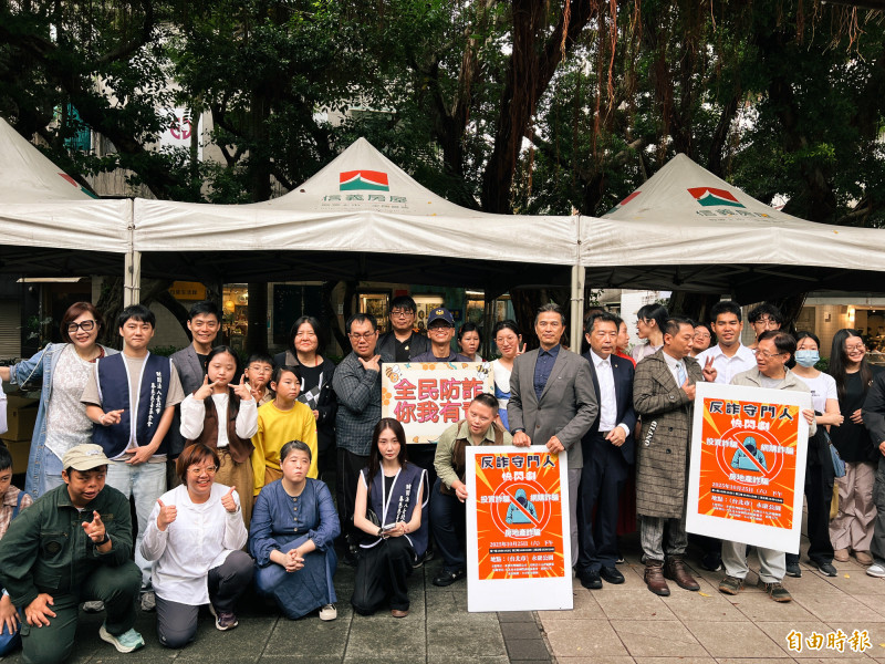 邱瓈寬帶領小可樂果劇團出席反詐宣導活動。（記者李紹綾攝）