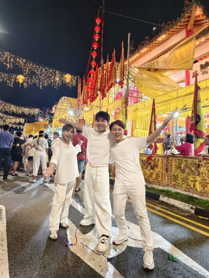 許志豪與陳孟賢、吳美琳到海邊迎神，體驗民俗文化。（許志豪提供）