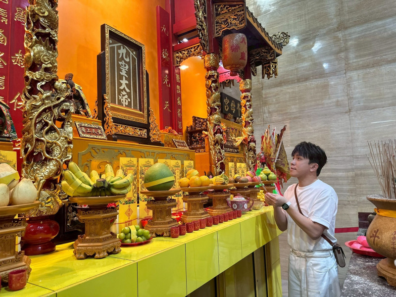 許志豪非常虔誠，再次回到新加坡謝神。（許志豪提供）