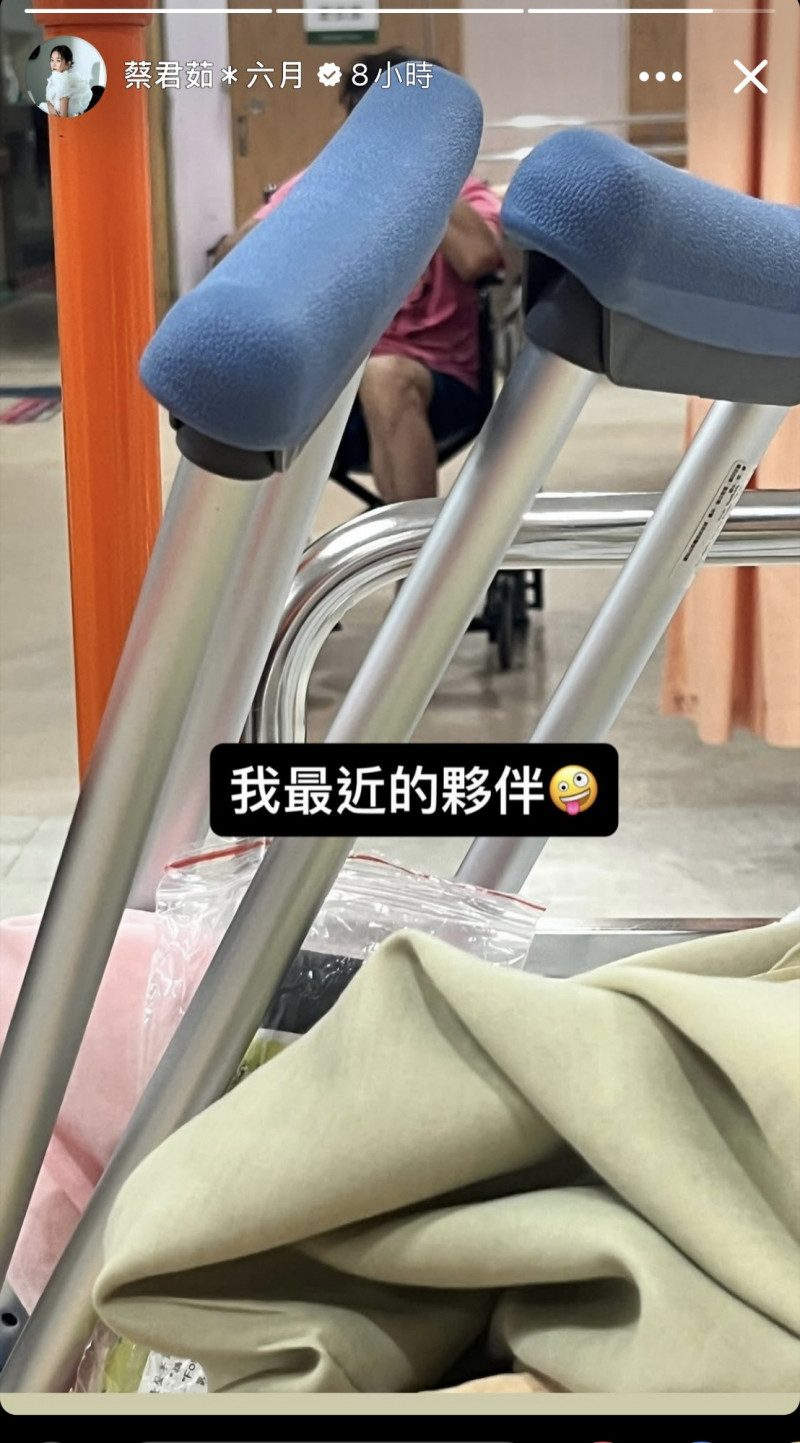 六月自嘲最近的夥伴是拐杖。（翻攝自IG）