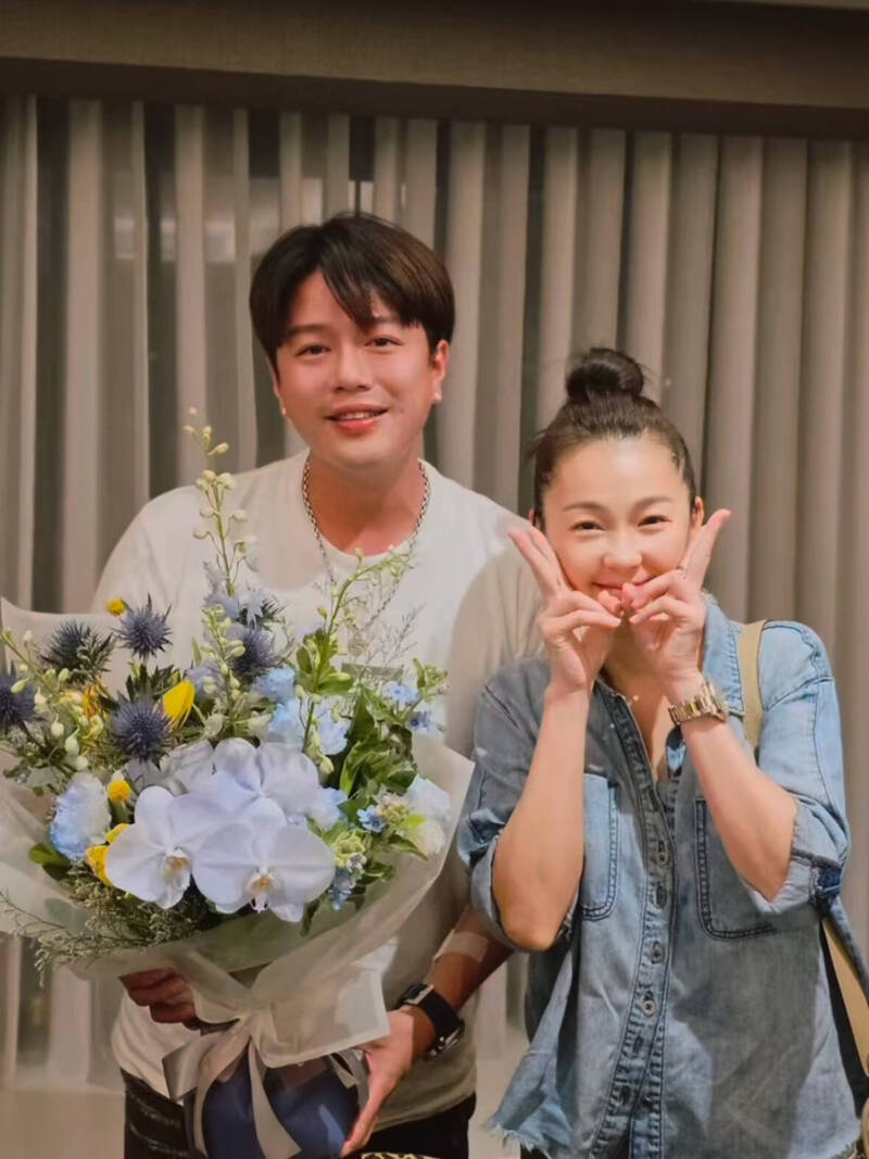 六月「翻船」送醫!腳踝腫成球被抬上擔架 李易神回笑翻網