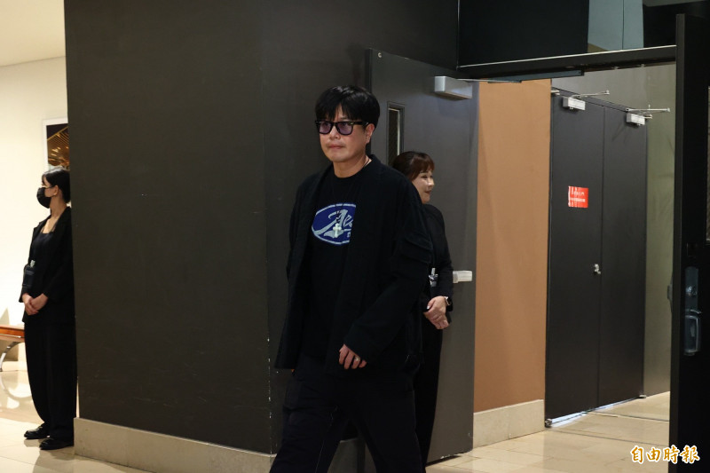 李易未跟六月同行，隨後現身。（記者傅茗渝攝）