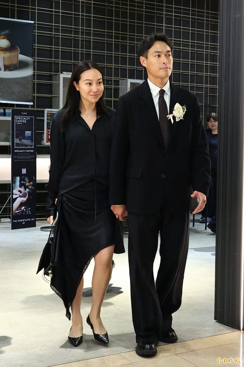 楊祐寧牽著妻子Melinda現身致意。（記者傅茗渝攝）