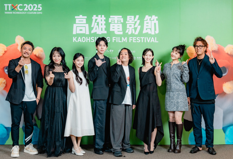 《咒死你》演員夢多（左起）、演員范瑞君、演員邵奕玫、演員楊宇騰、導演宇賀那健一、演員海津雪乃、演員林思廷、製片鈴木祐介。（高雄電影節提供）