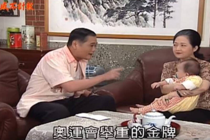 《親戚不計較》中卓勝利（左）神預言台灣舉重得金牌。（翻攝自YouTube）