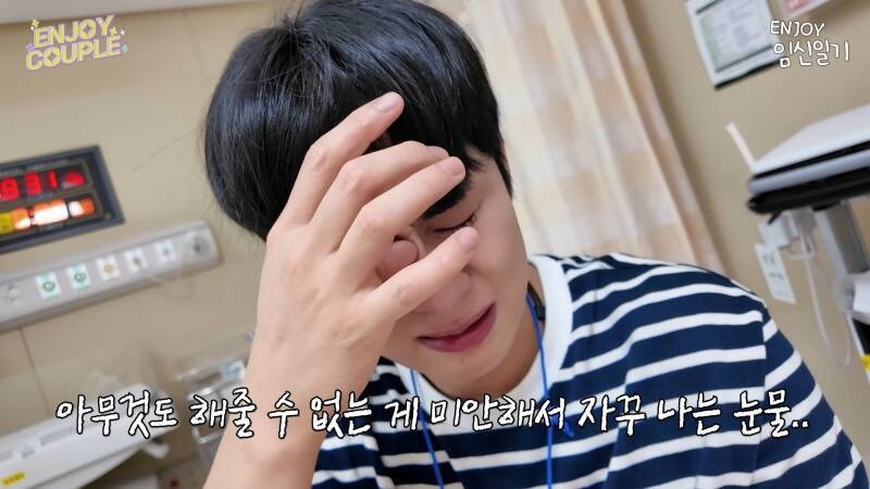 Lala產後大出血，一度在生死線掙扎，讓丈夫孫敏秀急得哭出來。（翻攝自YouTube）