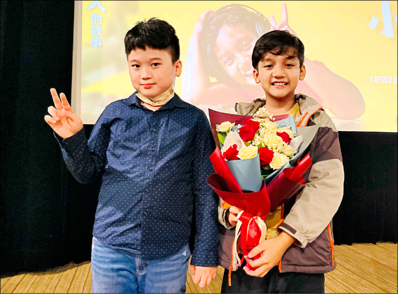 好同學（左）在特映會上獻花給陳約翰（右），畫面十分可愛。（海鵬提供）