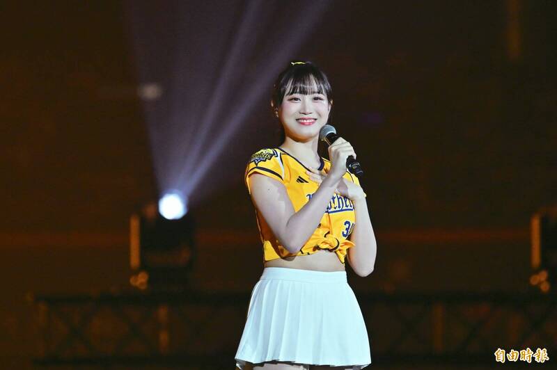 （影）邊荷律直播遭嗆「GoGo Rakuten」 奶兇護兄弟