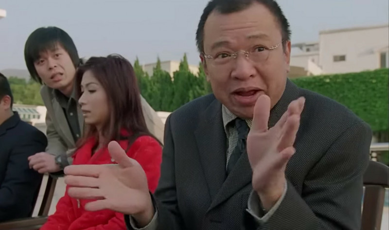 許紹雄在《新紮師妹》面不改色說「其實我全名叫做方鍾Sir，方中信也是我們的親戚」。（翻攝自YouTube）