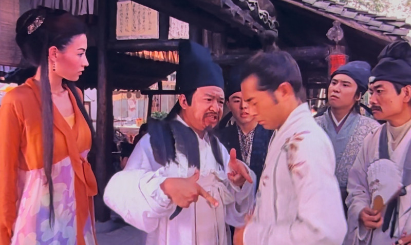 許紹雄（左二）在《我家有一隻河東獅》飾演蘇東坡，「鄙視你」手勢也成經典。（翻攝自YouTube）