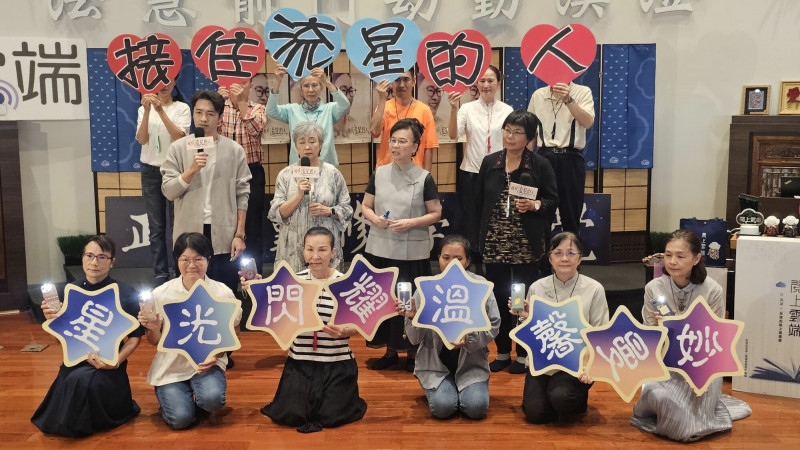 大愛劇《接住流星的人》吳政勳、陳季霞在高雄宣傳新戲。（大愛提供）