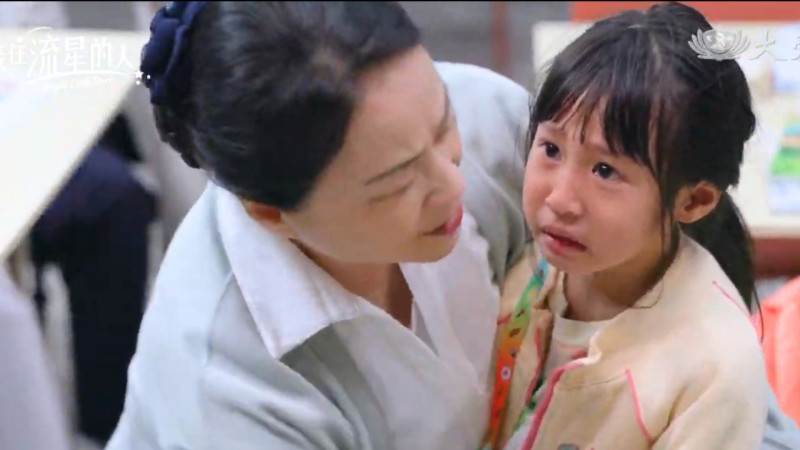 左寧劇中手鍊被搶後難過落淚。（大愛提供）