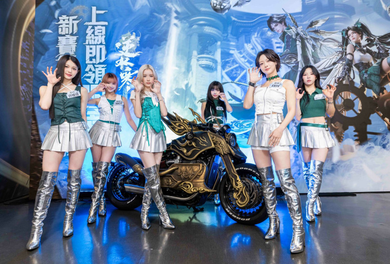 幻藍小熊忙完金鐘典禮表演，又為遊戲站台。（逆水寒遊戲團隊提供）